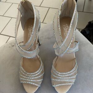 Stunning , glitzy , elegant, comfortable and stable heels . Never worn